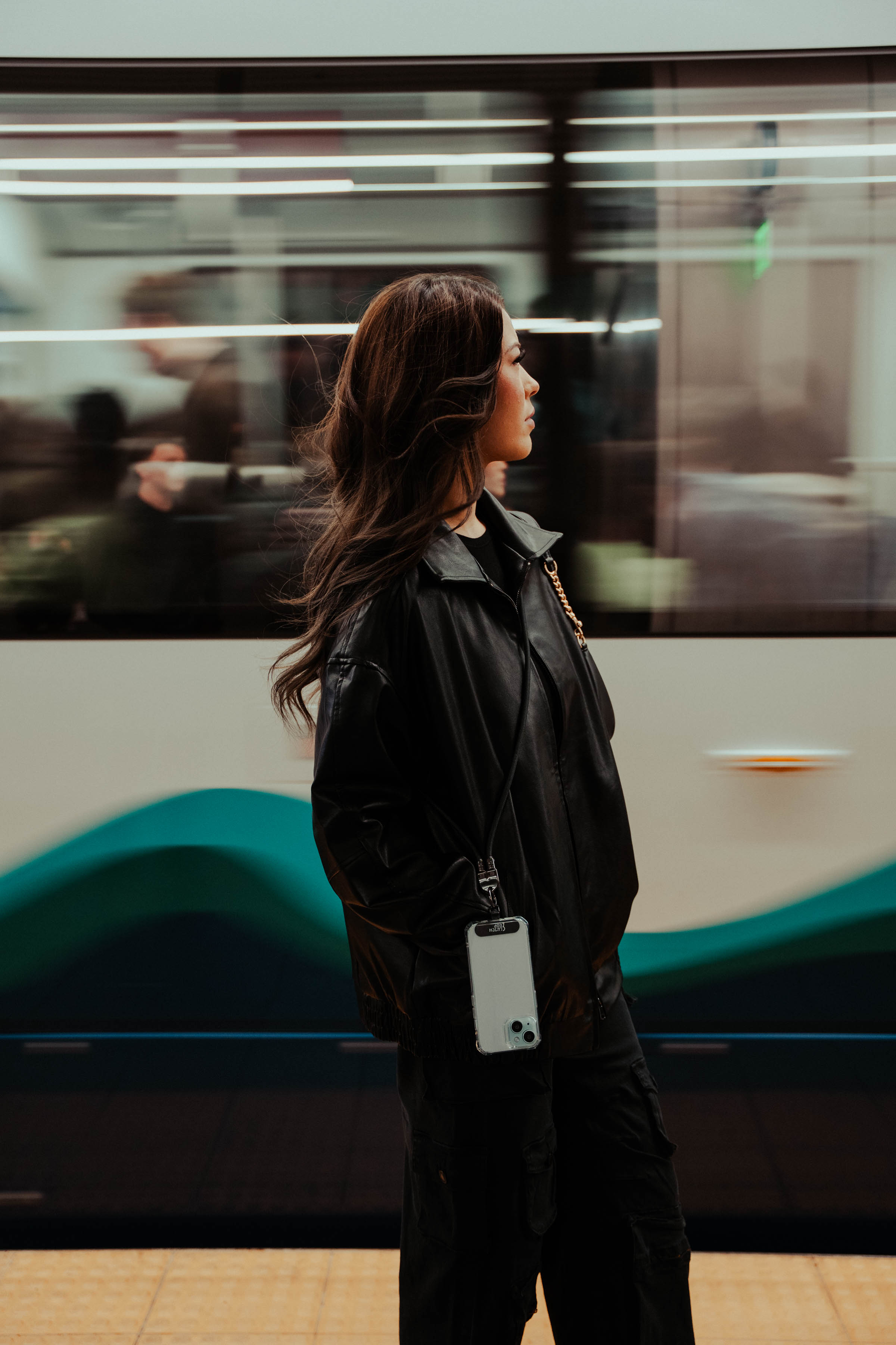 Phone theft at subway, metro, anti theft phone lanyard, strap for phone